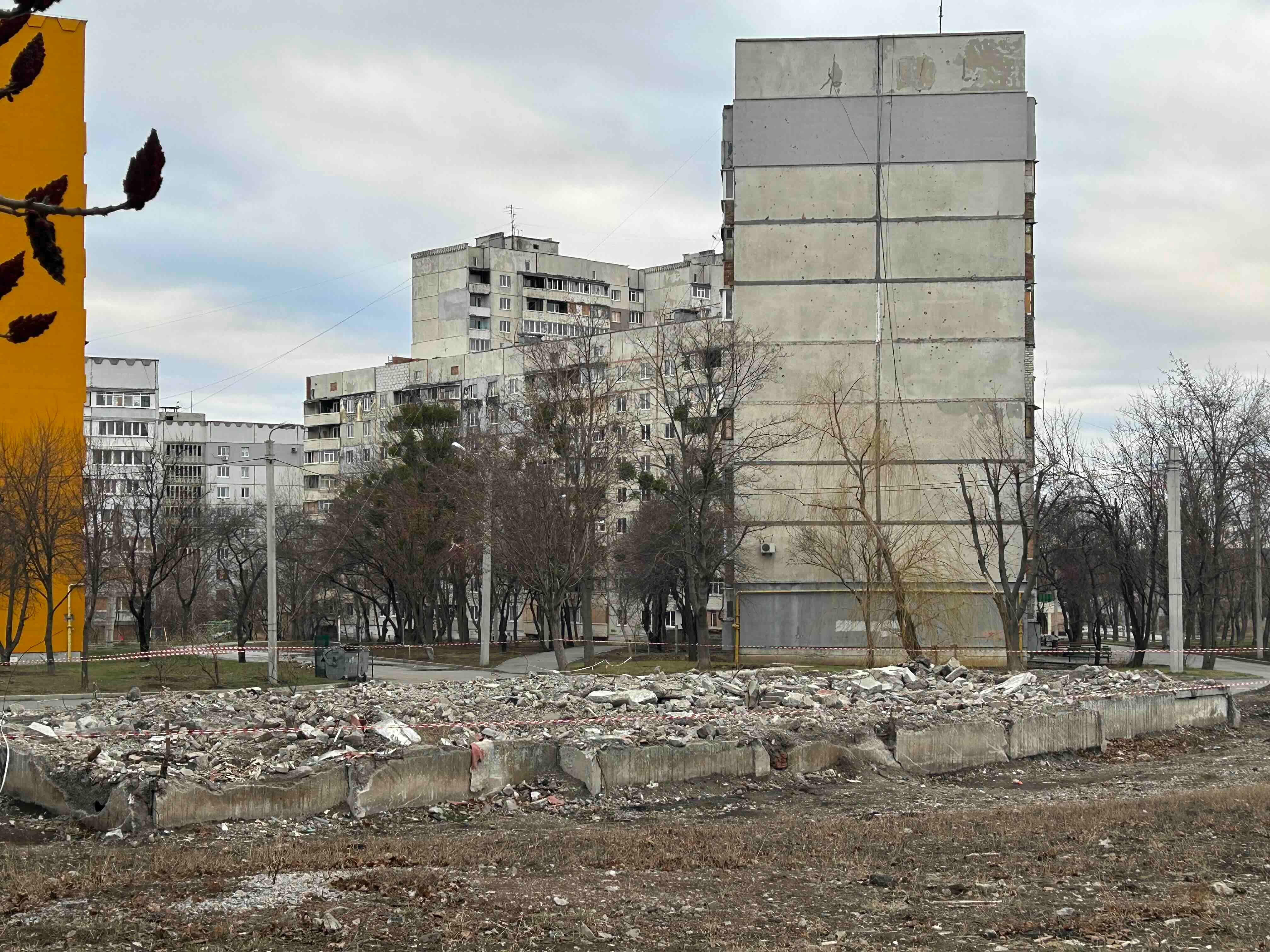 Улица Натальи Ужвий, 82. Остов снесенного первого подъезда. Фото: ЦЗПЧ «Мемориал»