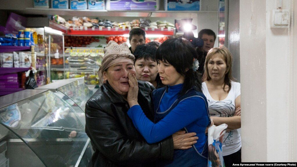 Мать обнимает свою дочь, которую удерживали в трудовом рабстве в гольяновском продуктовом магазине. Фото — Анна Артемьева, «Новая газета»