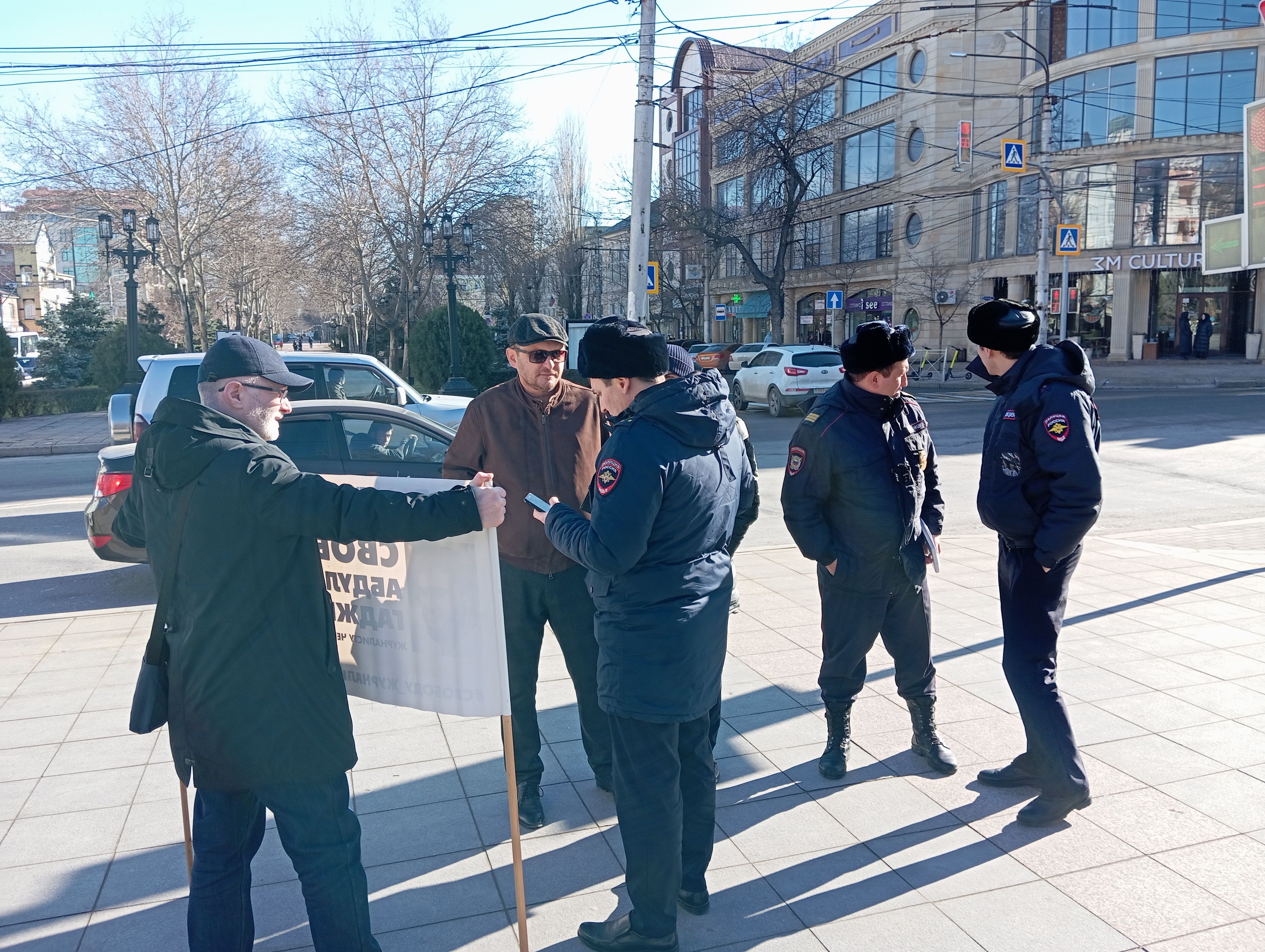 Магомедов, Ольховский и полицейские