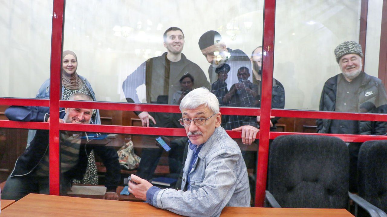 Олег Орлов и подсудимые, фото: Дарья Корнилова.