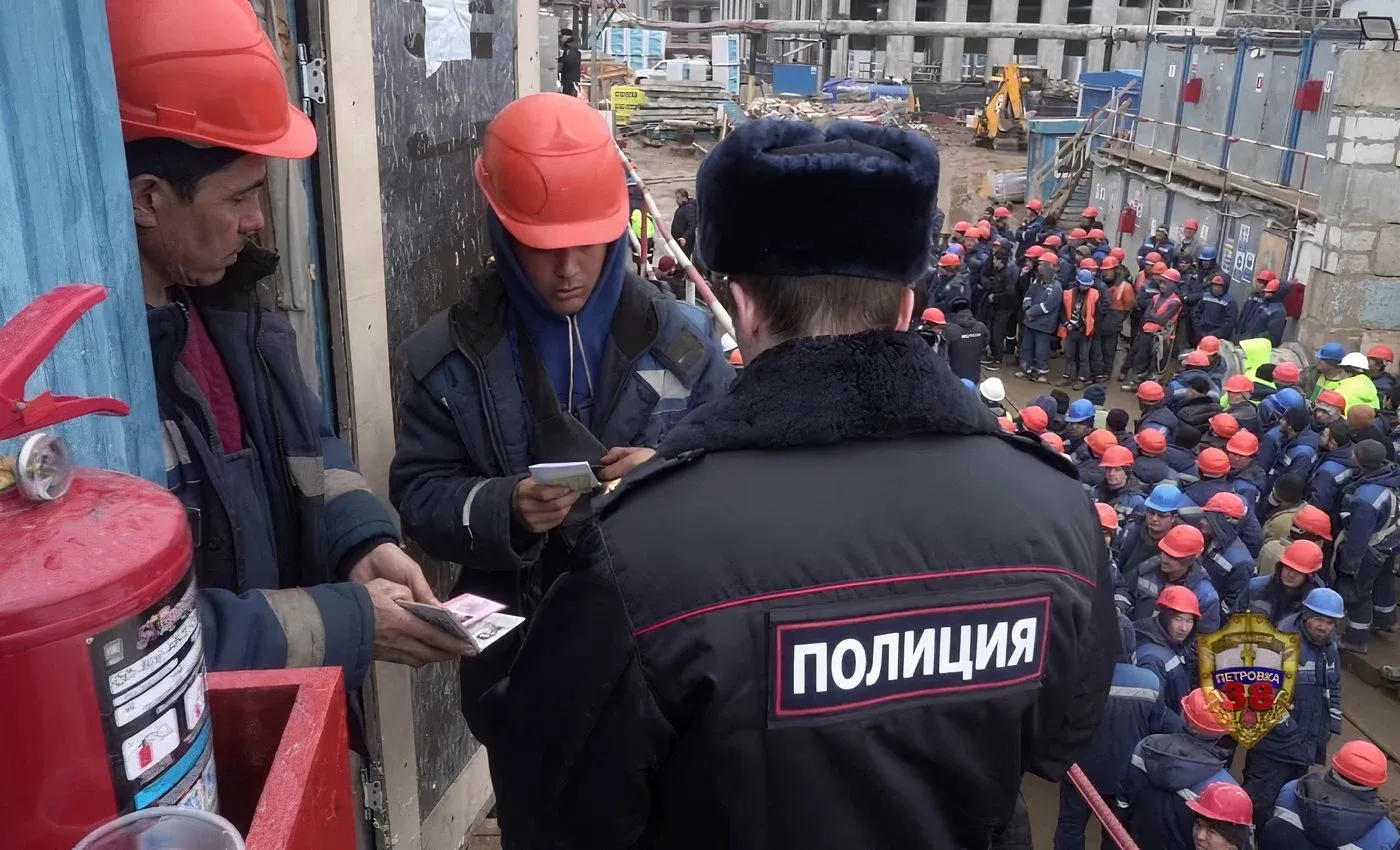 Год антимигрантской кампании после теракта в «Крокусе»: статистика, рейды и новые законы