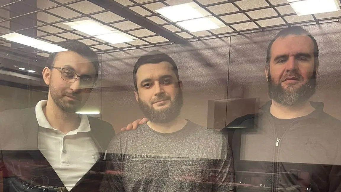 Кемал Тамбиев, Абдулмумин Гаджиев и Абубакар Ризванов в зале суда