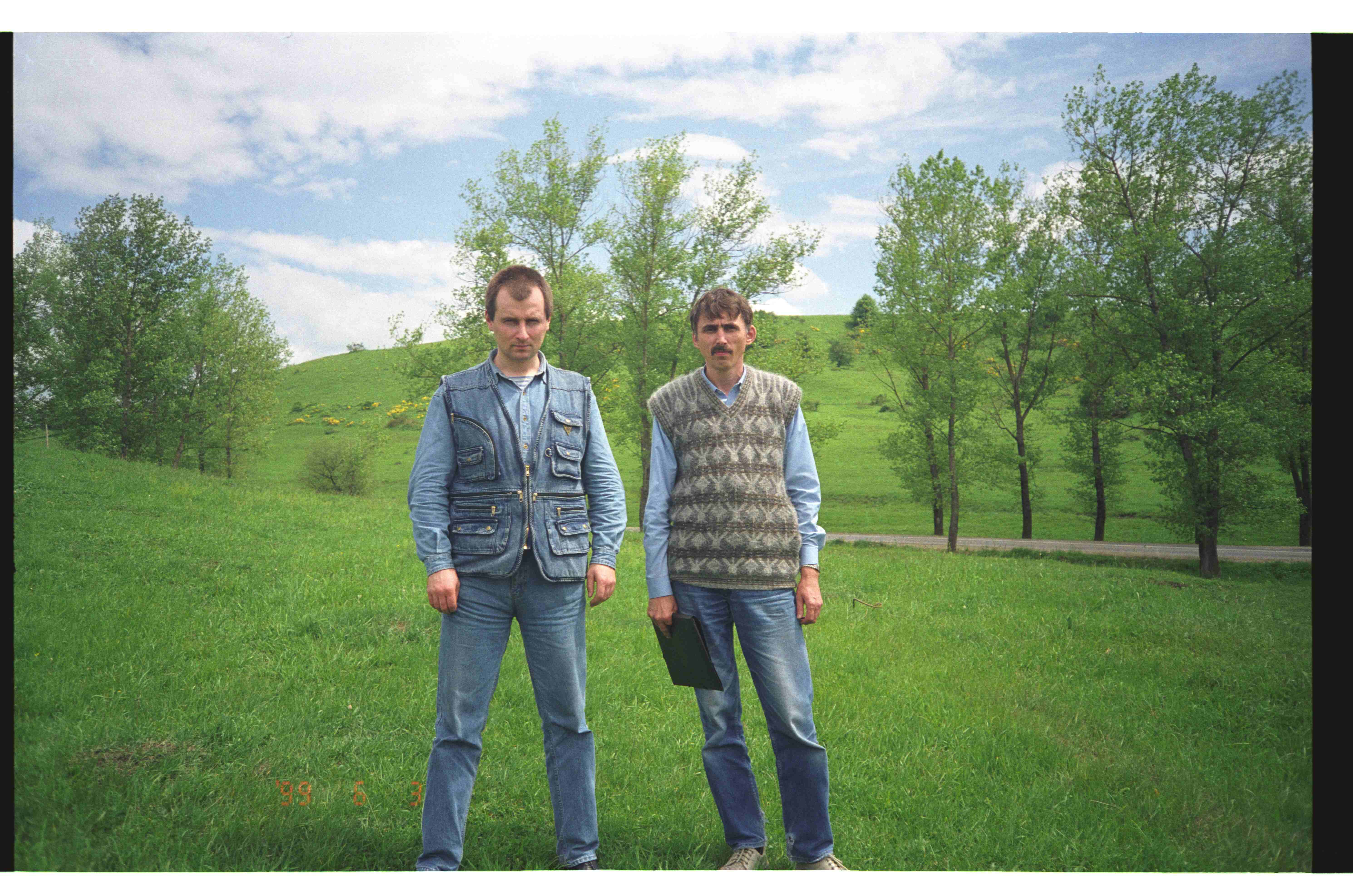 Александр Черкасов и Михаил Замятин на границе Чечни и Ингушетии во время во время работы по «зачистке» в Самашках