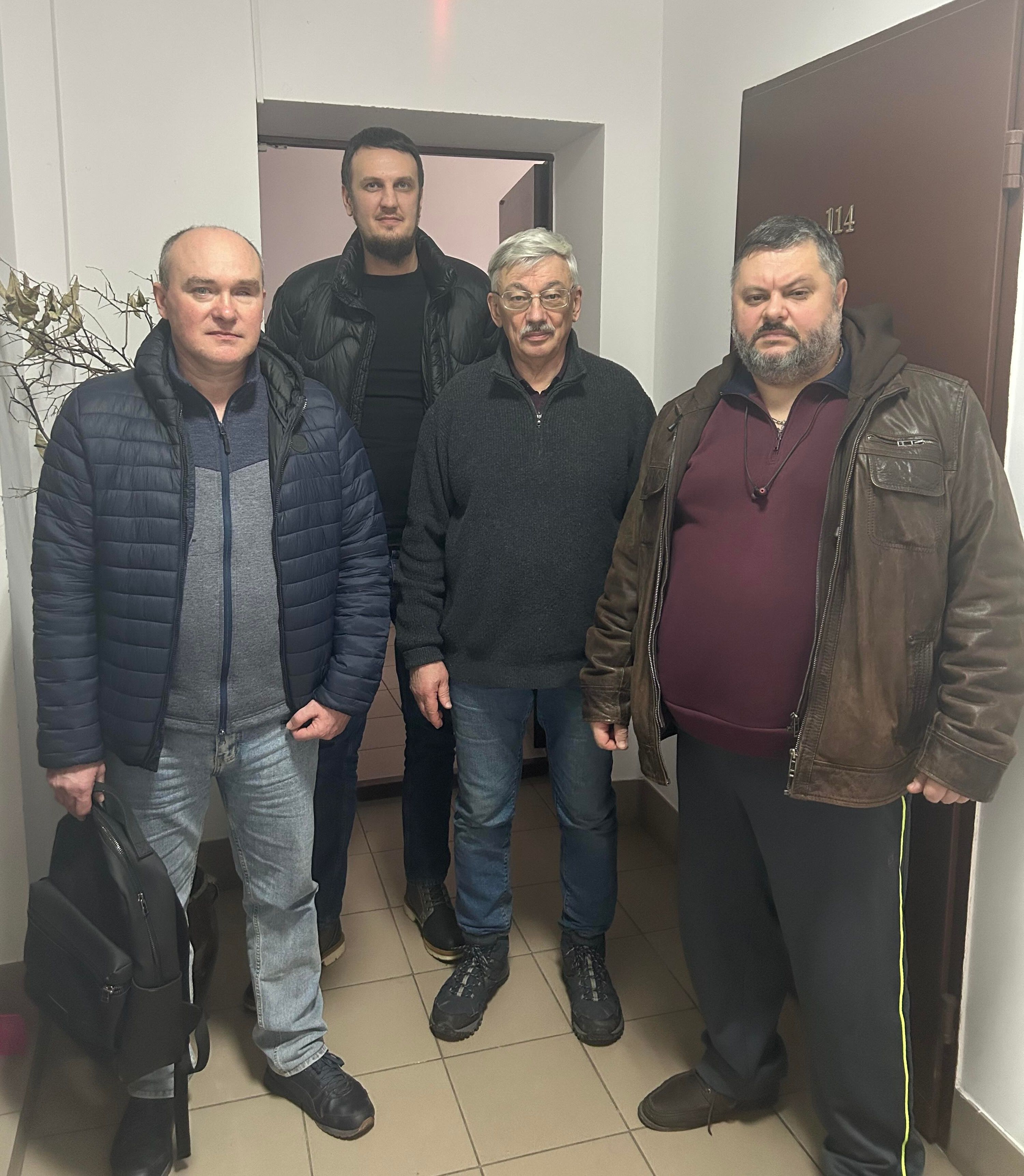 Слева Дмитрий Побережный, справа Олег Орлов и Александр Дьяков в Николаеве, 25 января 2025 года. Фото: ЦЗПЧ «Мемориал»