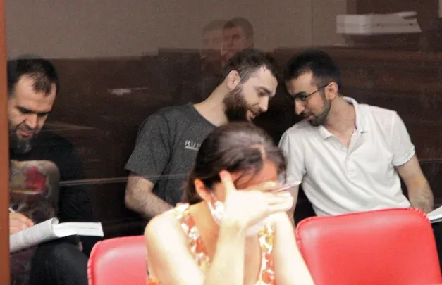 Гаджиев и Тамбиев общаются в зале суда