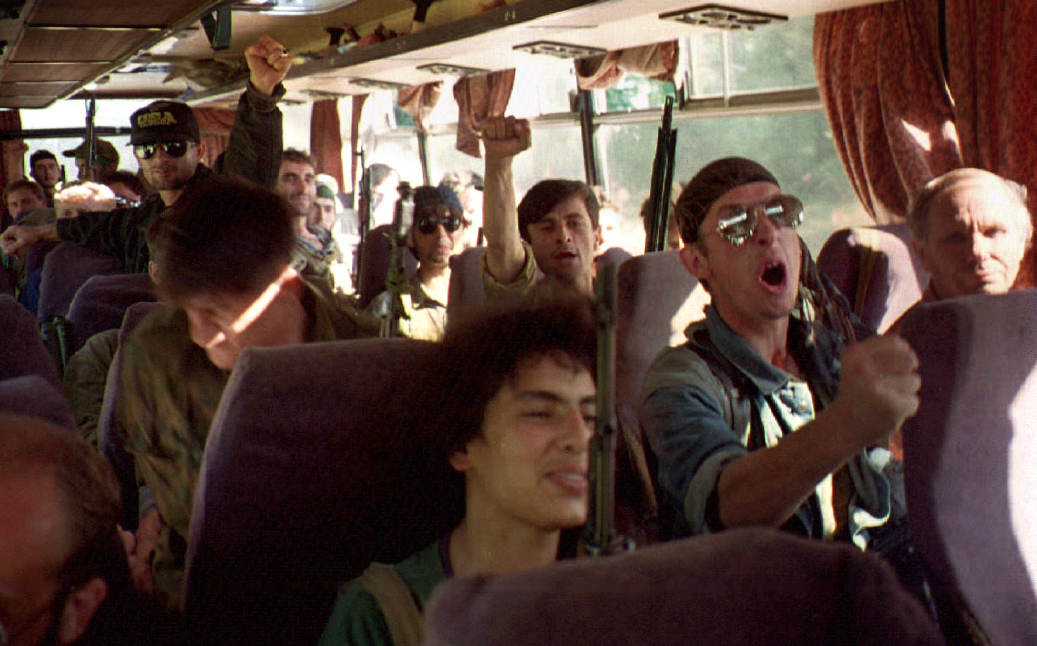 Боевики Басаева возвращаются в Чечню после захвата заложников в больнице в Будённовске. Фото: Reuters