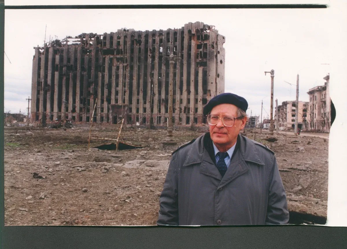 Сергей Ковалев в Чечне. 1995. Фото Томаша Кизны