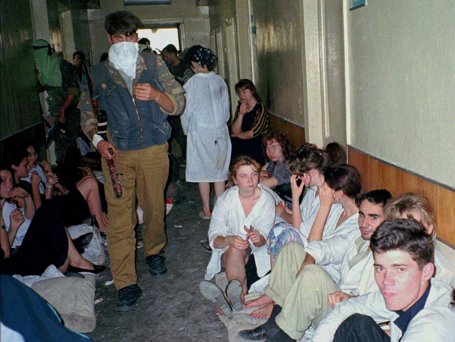 Коридор захваченной больницы в окружении заложников, Буденновск, 19.06.1995. Фото: POOL New / Reuters / Forum