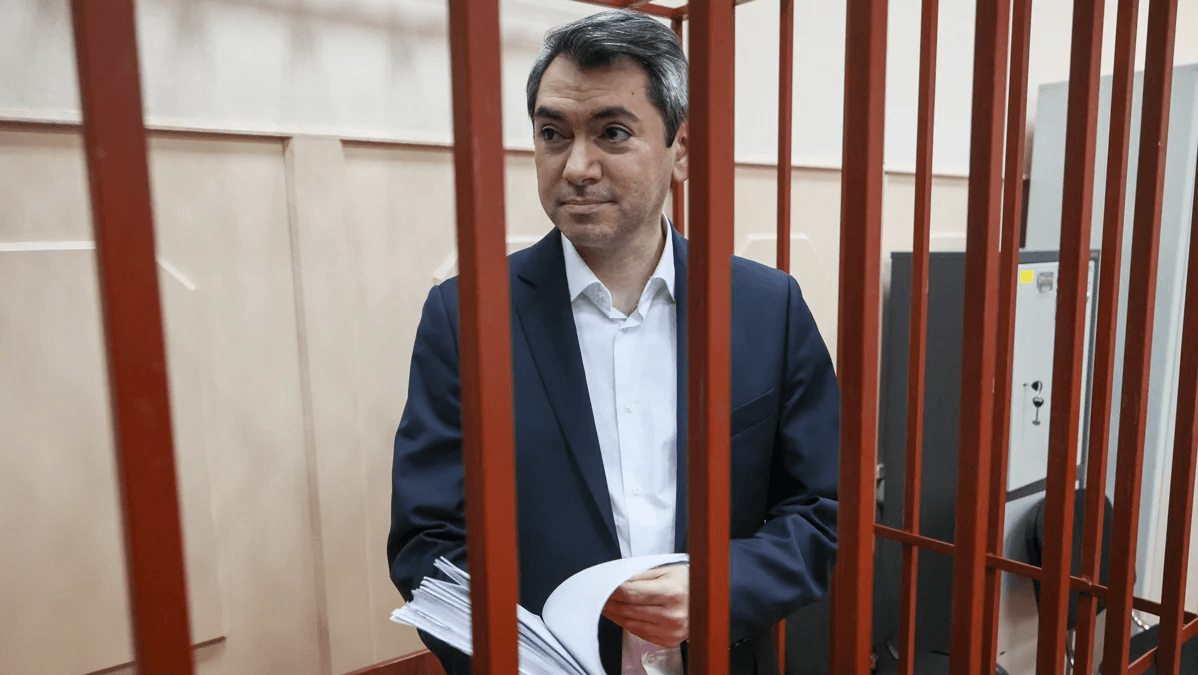 Григорий Мелконьянц в клетке для подсудимых во время заседания Басманного районного суда в Москве, 25 марта 2025 года. Фото: Максим Шипенков / EPA