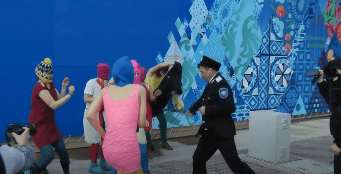 Нападение казаков на активисток (фото: фрагмент из фильма Pussy Versus Putin)