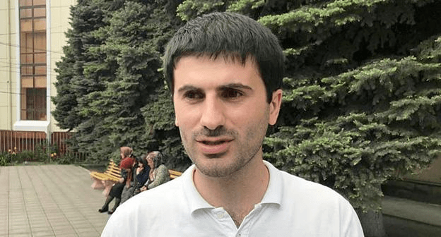 Суд в Дагестане потребовал от полицейского извиниться перед незаконно задержанным юристом