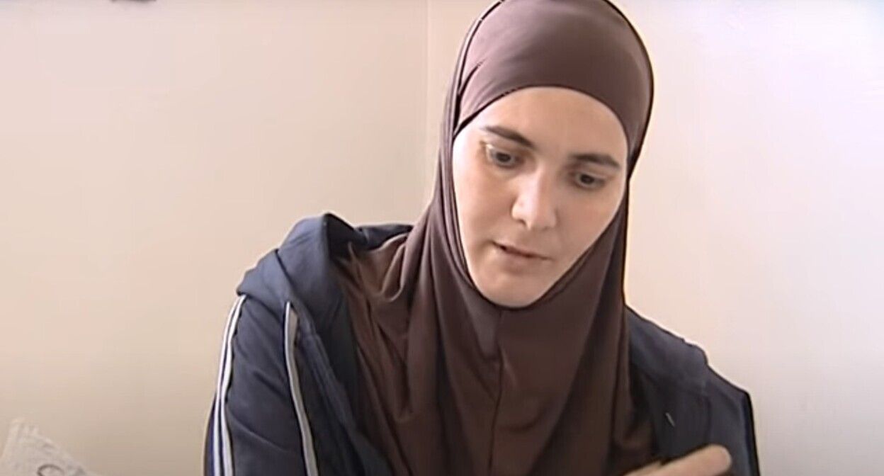 «Человек в камуфляже схватил 12-летнюю внучку за волосы и швырнул на пол»