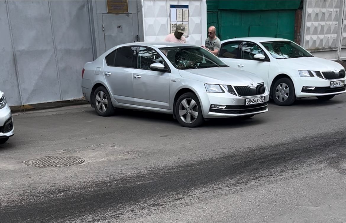 Человек в маске и автомобиль, на котором 9 июля увезли Руденко. Сам Тимофей уже в машине