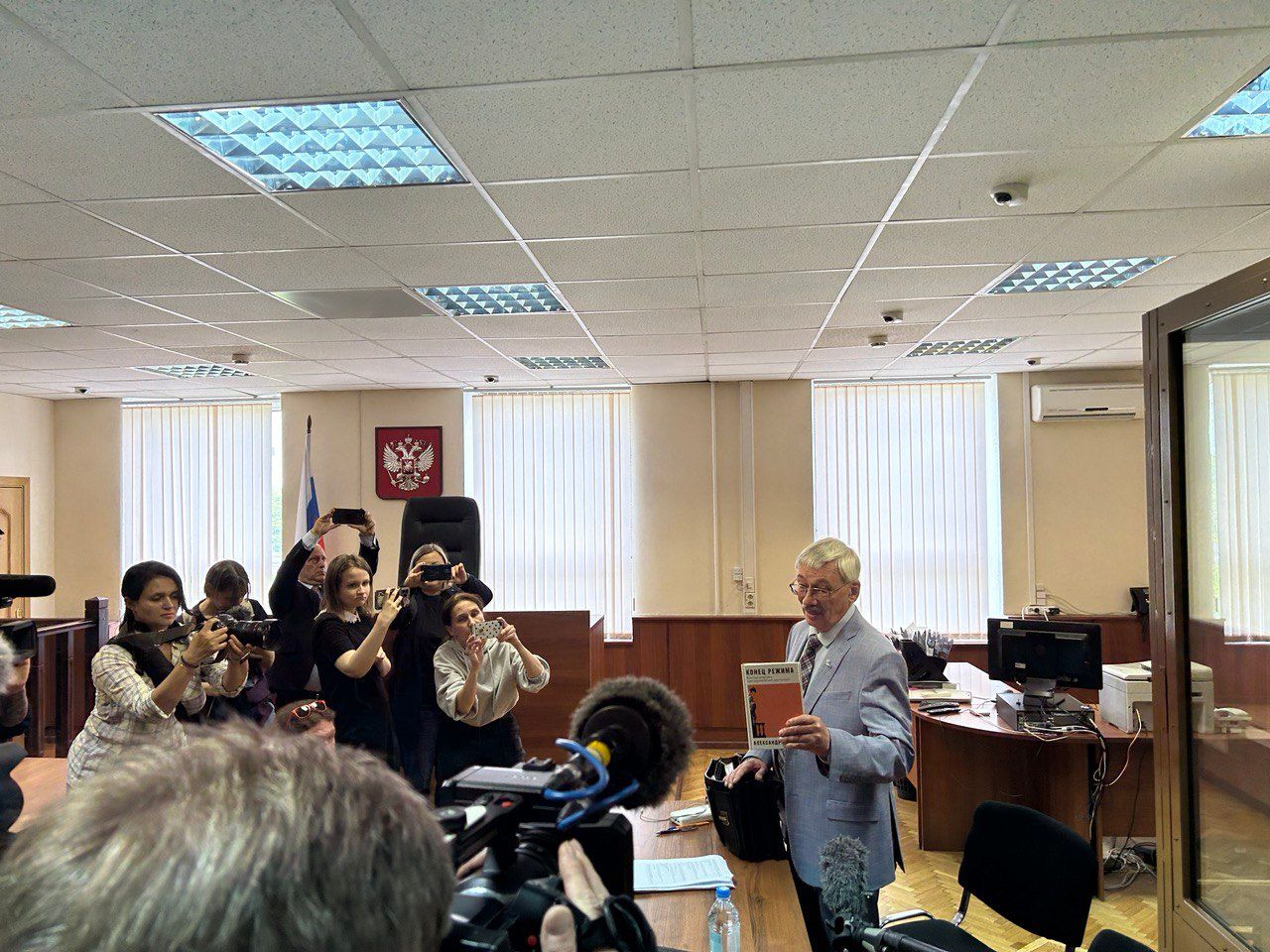 Олег Орлов демонстрирует книгу Александра Баунова «Конец режима»