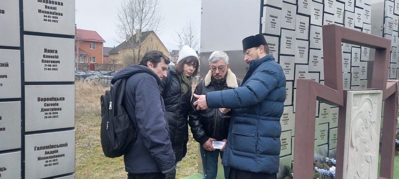 Сопредседатели Центра «Мемориал» Олег Орлов и Наталья Морозова и член Совета Владимир Малыхин во время поездки в Украину.